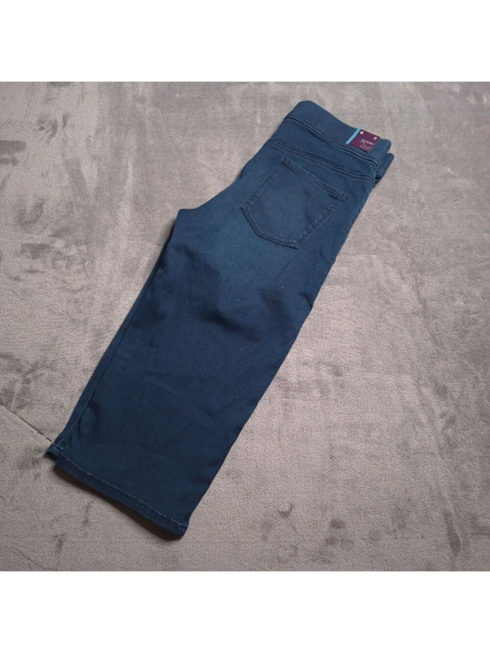 Avery Pull-On Skimmer Capris Mid-Rise Womens 6 All-Around Slimming Effect